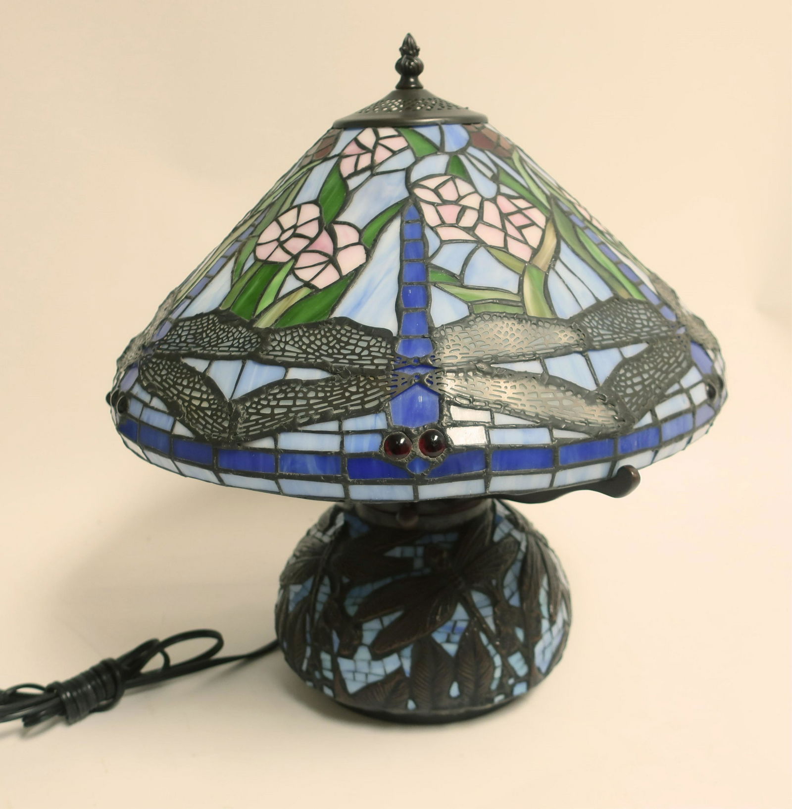 Tiffany Style Dragonfly Table Lamp (1 of 2)