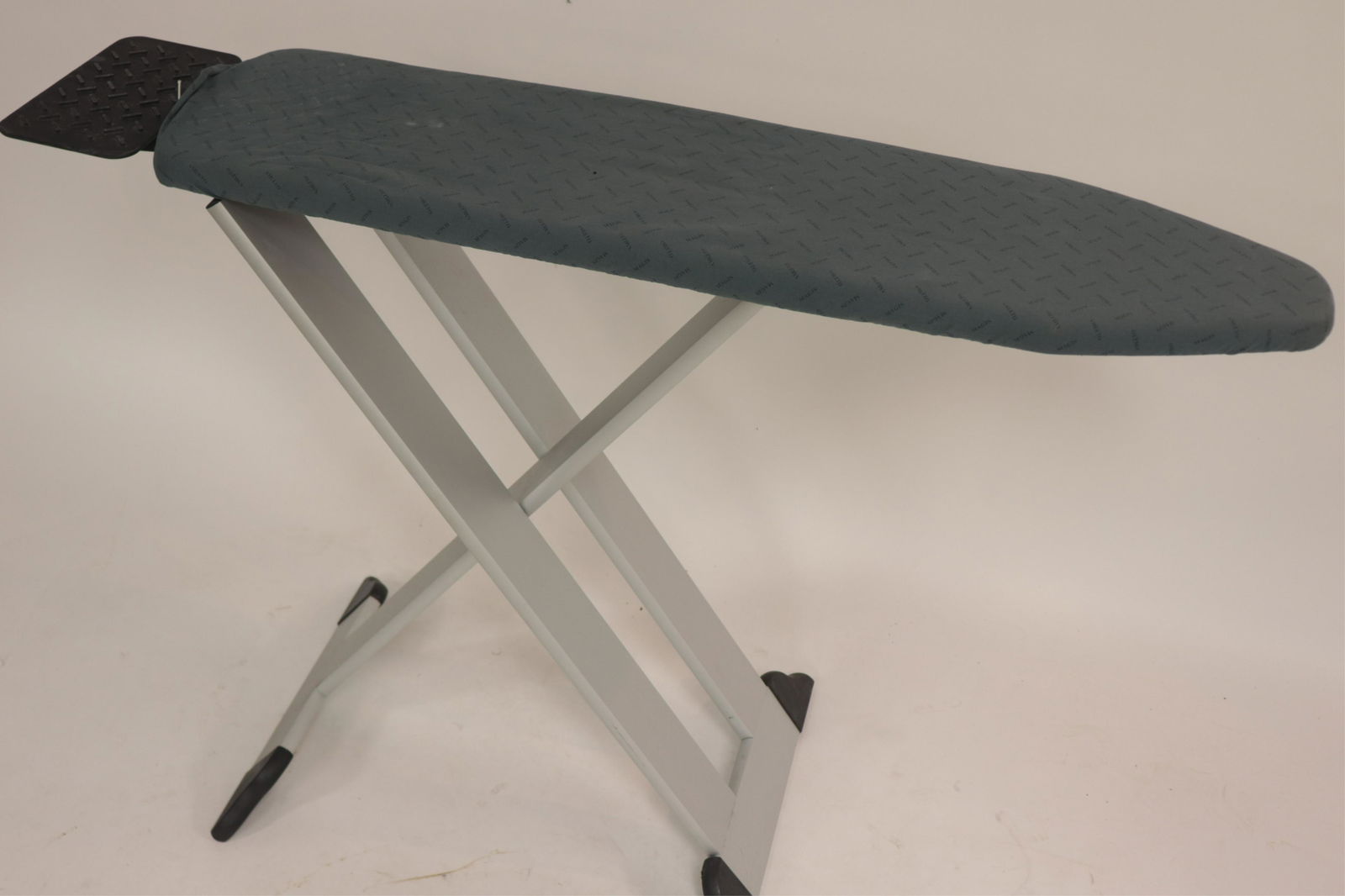 Magis Amleto Aluminum Ironing Board (1 of 5)
