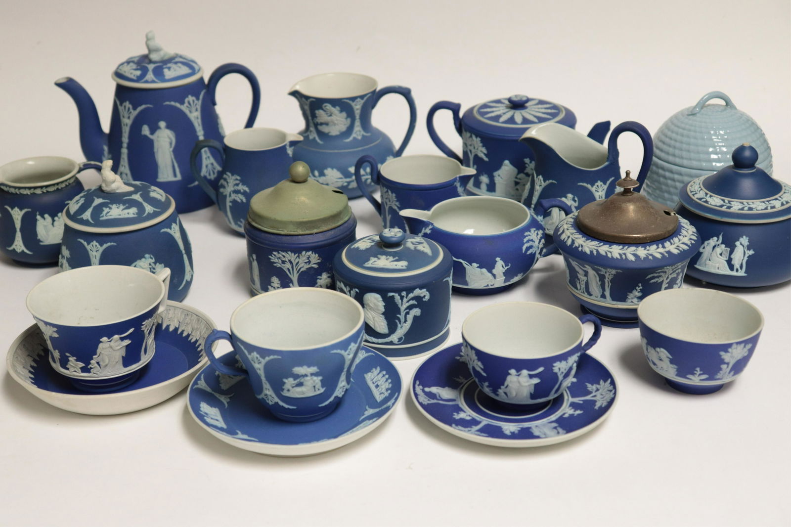 Approx. 20 Wedgwood Blue Jasper Dip Tea Wares (1 of 8)