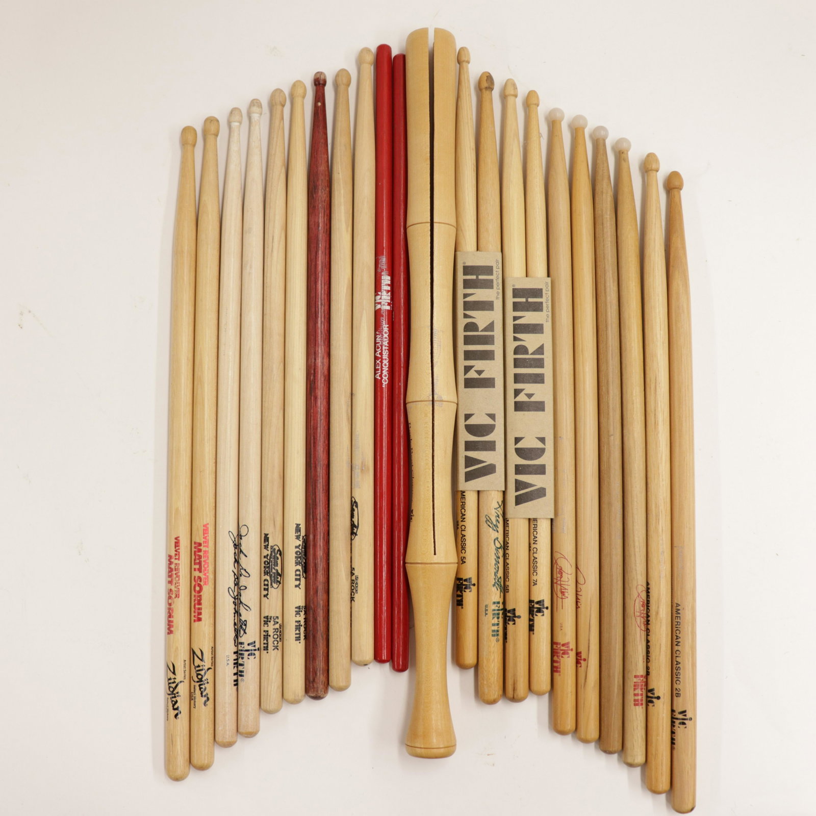 22 Drumsticks & Back Beat Clapper: 5A Rock, Velvet Revolver, Matt Sorum, Jack de Johnette, Gregg Bissonette, etc Dimensions: Average 16" long (CAROL6663/lot)(WT)