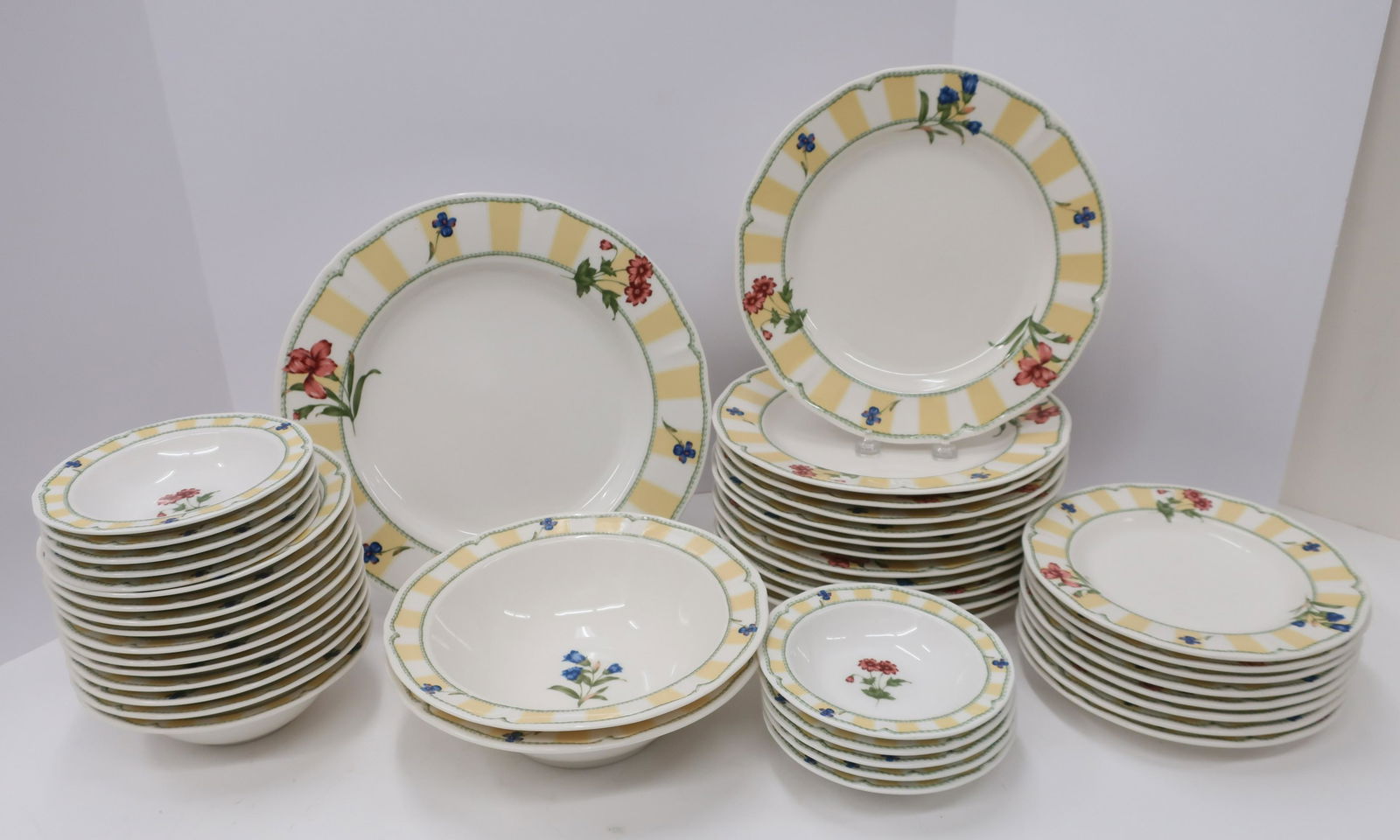 Noritake Homecraft Pattern Partial Dinner Service (1 of 2)