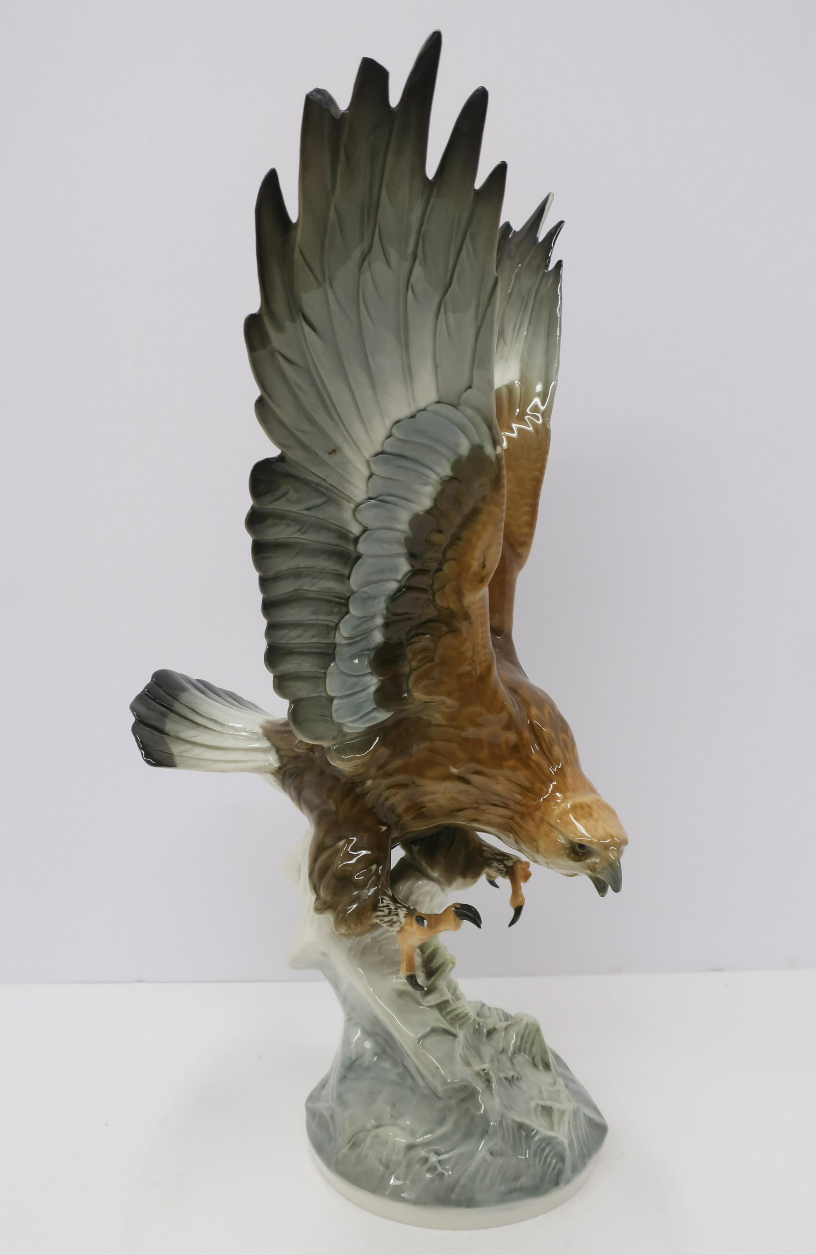 Lorenz Hutschen Reuther (Germany) Raptor Porcelain: Signed K.Tutter Dimensions: 16.75"H x 9W (QDRIC148)(JP)