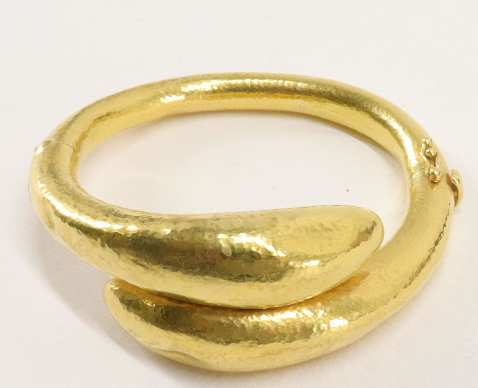 Ilias Lalaounis Hammered 22k Bangle: A stunning 18k Greek hand hammered bangle by Ilias Lalaounis. Stamped Ilias Lalounis / 22K / Ilias Lalaounis symbol / A21 / GR (Greece). Gross weight of 53.5 grams. Accompanied by box. Dimensions: 3"