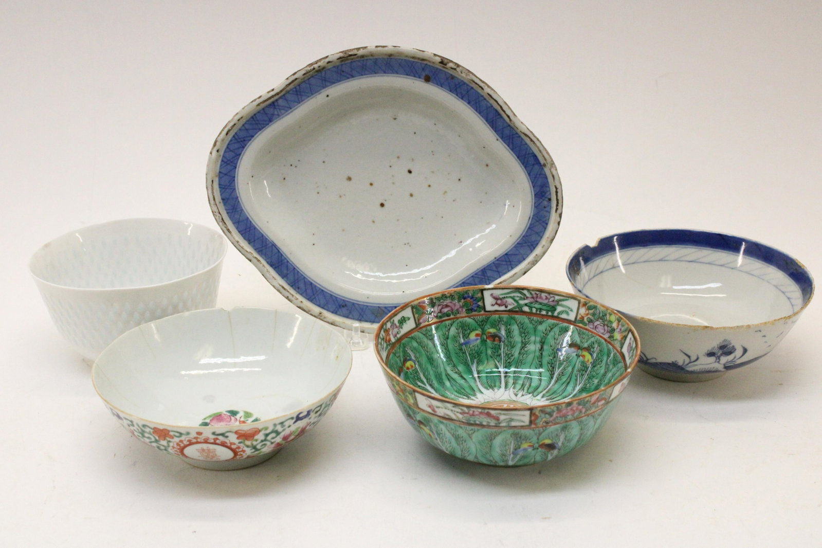 4 Chinese Porcelain Bowl and One Dish: 4 Chinese Porcelain Bowl and One Dish Dimensions: Largest bowl 7" dia., dish 10 3/4" L Property from the Litchfield Estate of Tracy Griswold (TGLI9170/5)(WT)