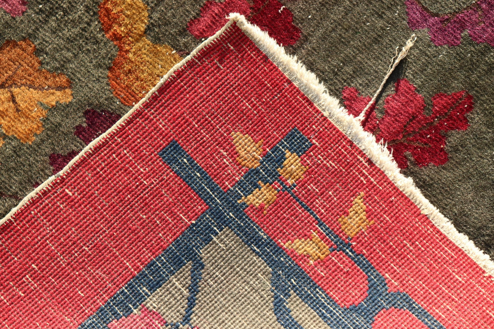 Chinese Art Deco Carpet, 8 x 11: Chinese Art Deco Carpet, 8'9" x 11'6", open green ground with asymmetrical floral designs, red border Dimensions: 8'9" x 11'6" Property from the Estate of Sara E. Vagliano (DVIA9518)(WT)