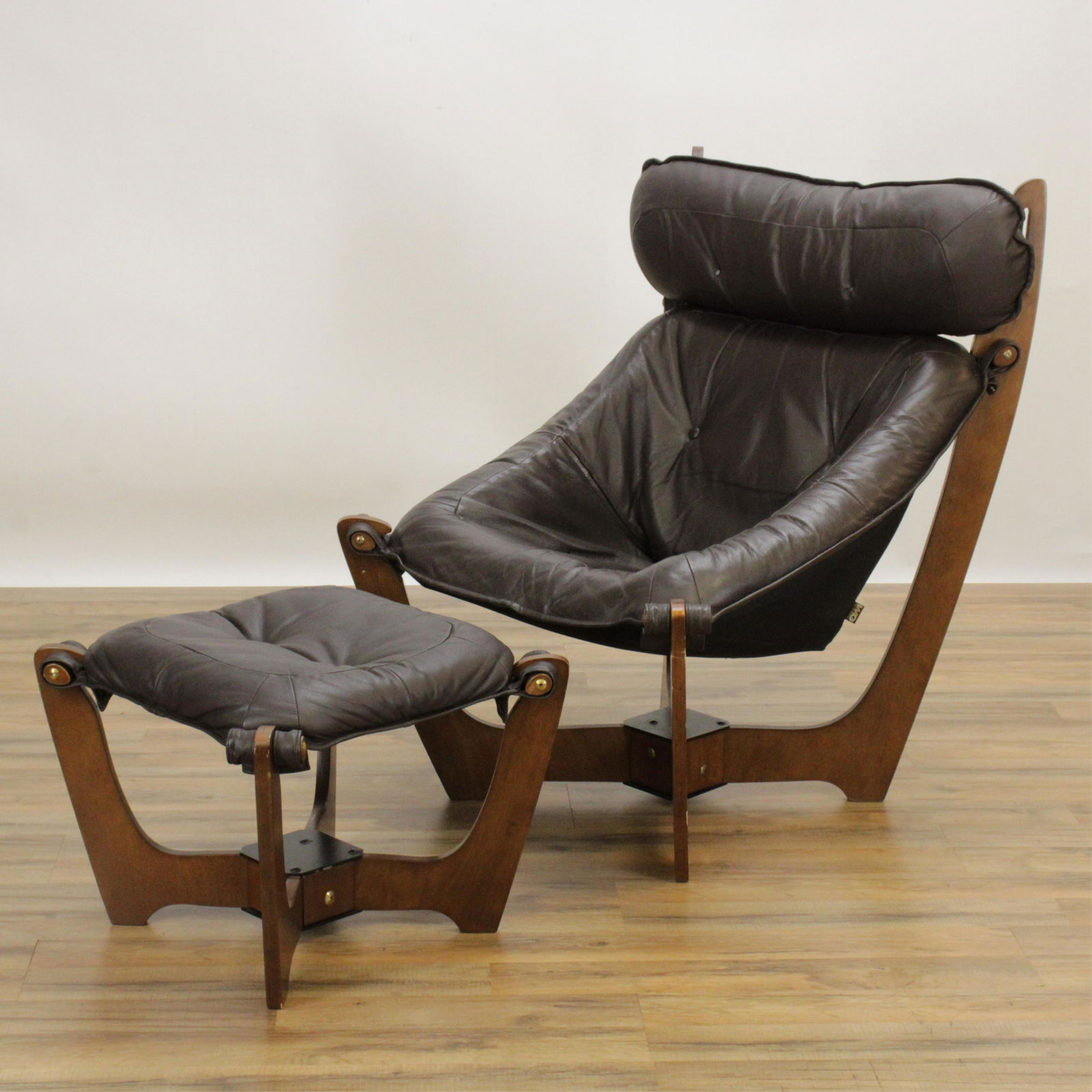 IMG of Norway LUNA Hawk Leather Chair & Ottoman (1 of 9)