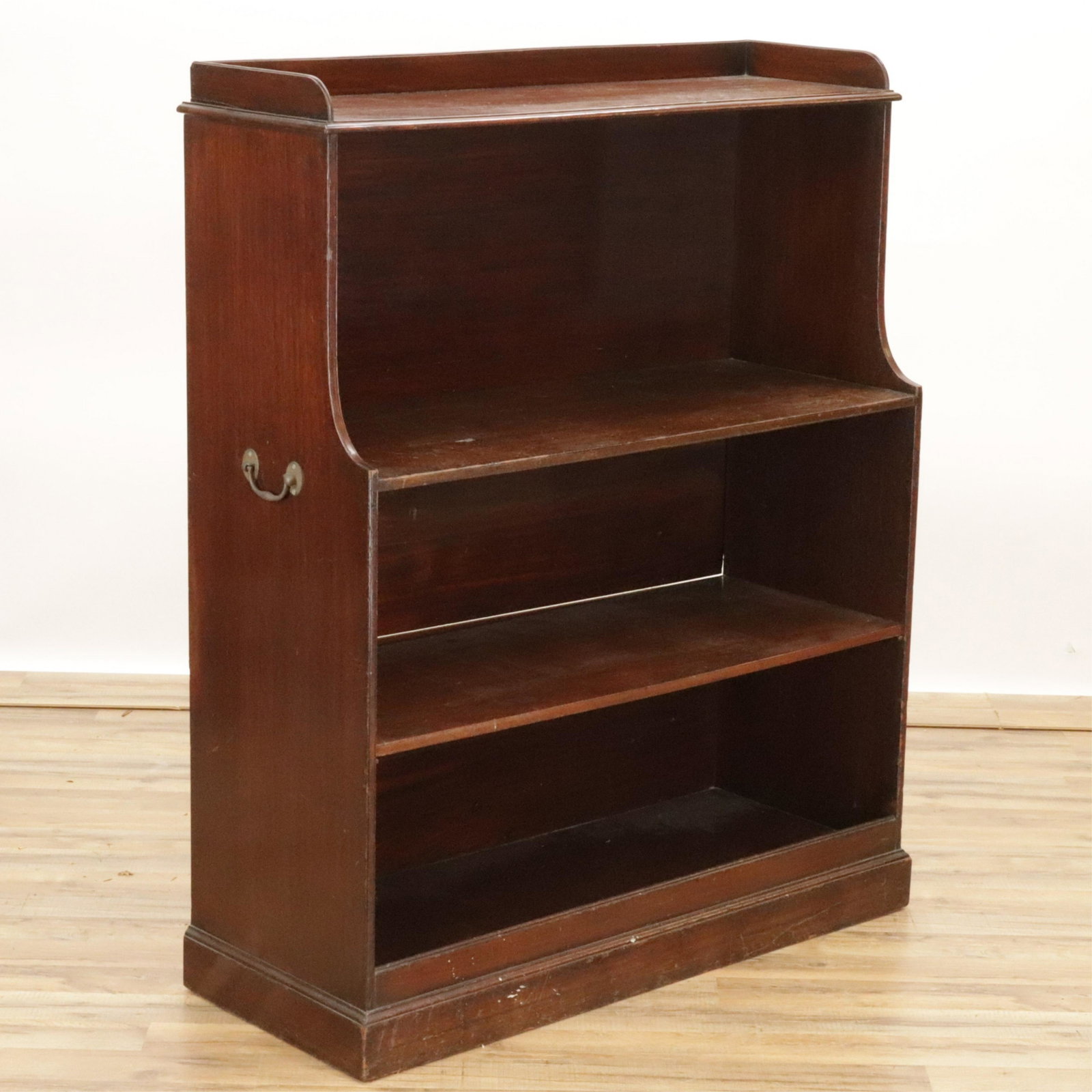 George III Mahogany Dwarf Bookcase, Late 18h C.: George III Mahogany Dwarf Bookcase, Late 18h C. Dimensions: 49 1/2" H x 39 3/4" W x 15 1/2" D Property from the Estate of Carter Bales (1938 - 2019), Centre Island, NY (CABA13)(MS)