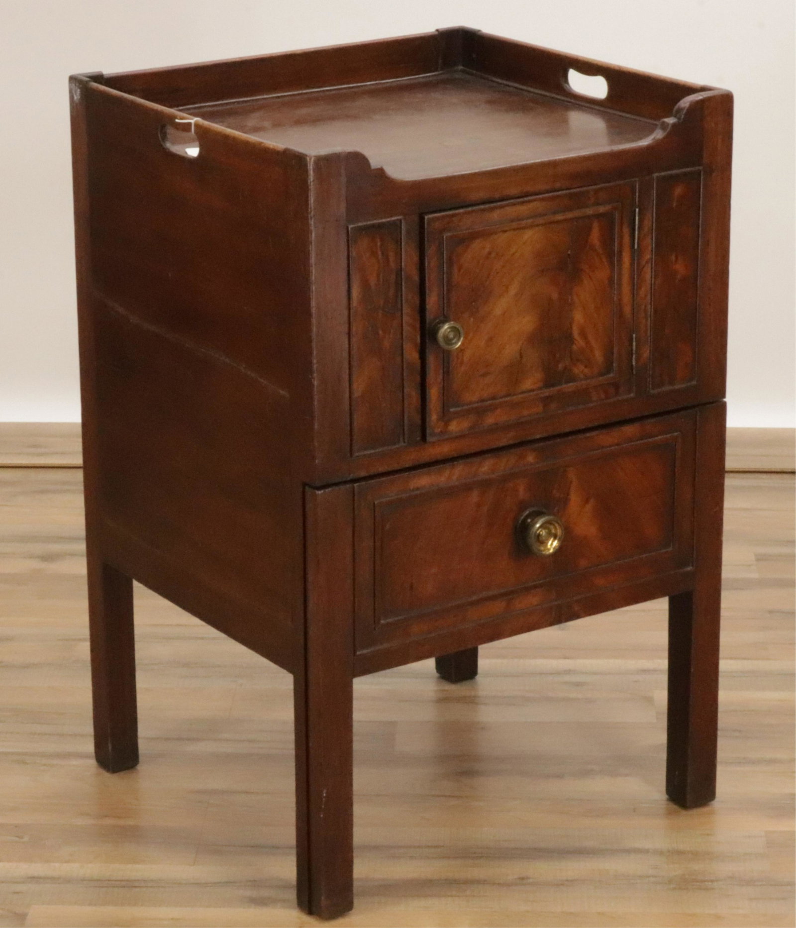 George III Mahogany Dresser Cabinet, 18/19 C.: George III Mahogany Dresser Cabinet, Late 18th/Early 19th C. Dimensions: 31" H x 20" W x 19" D Property from the Estate of Carter Bales (1938 - 2019), Centre Island, NY (CABA5)(MS)
