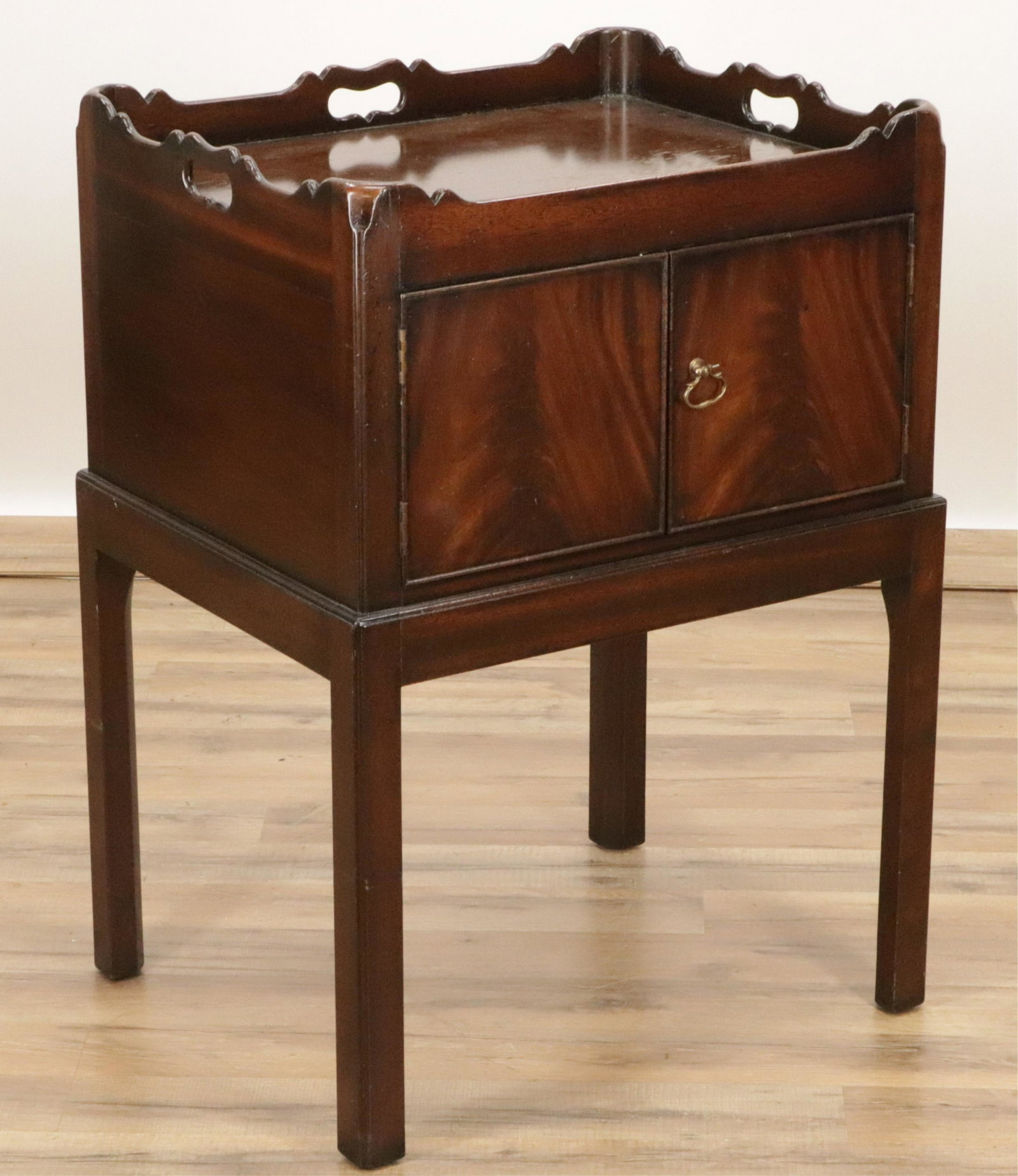 George III Style Bedside Cabinet: George III Style Bedside Cabinet Note; this lot is being reoffered due to fraudulent bidder Alexander Furman & Theresa Gibbons, DBA Salisbury & Manus, Bronxville, NY.Dimensions: 29 1/2" H x 20 3/4" W 