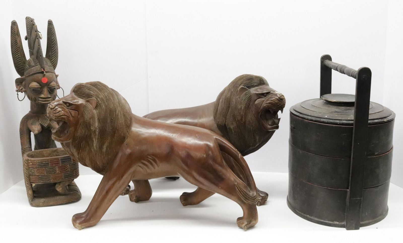 Pair of Carved Lions, Figurine, Box (1 of 3)