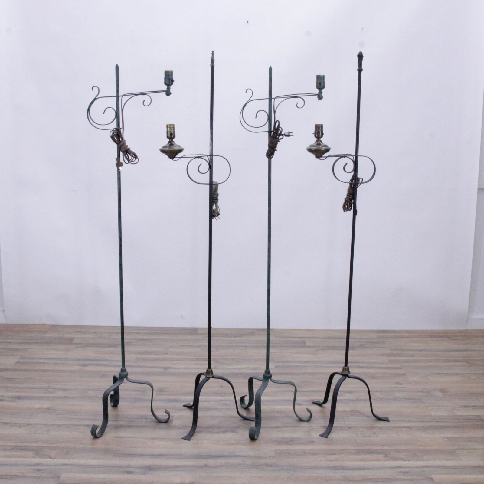 2 Pairs Colonial Style Metal Floor Lamp (1 of 5)