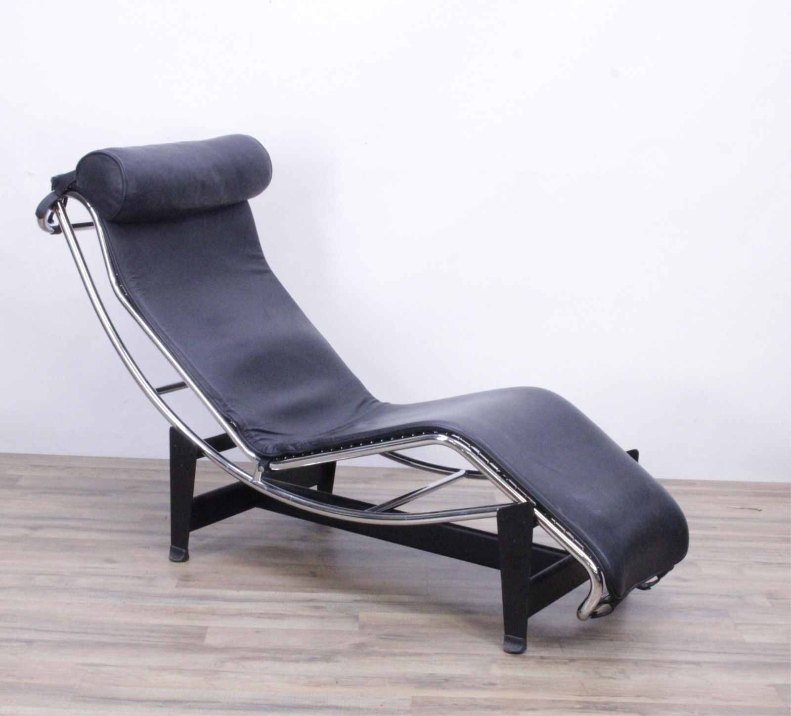 Le Corbusier Style LC4 Leather Chaise Lounge (1 of 7)