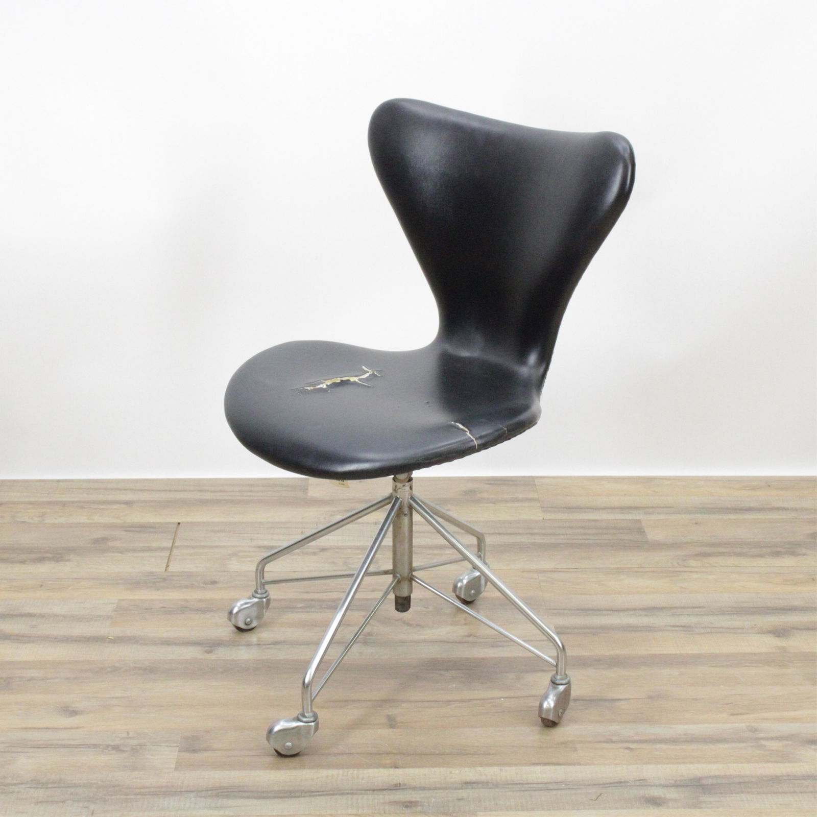 Arne Jacobsen Model 3117 Office Chair (1 of 9)