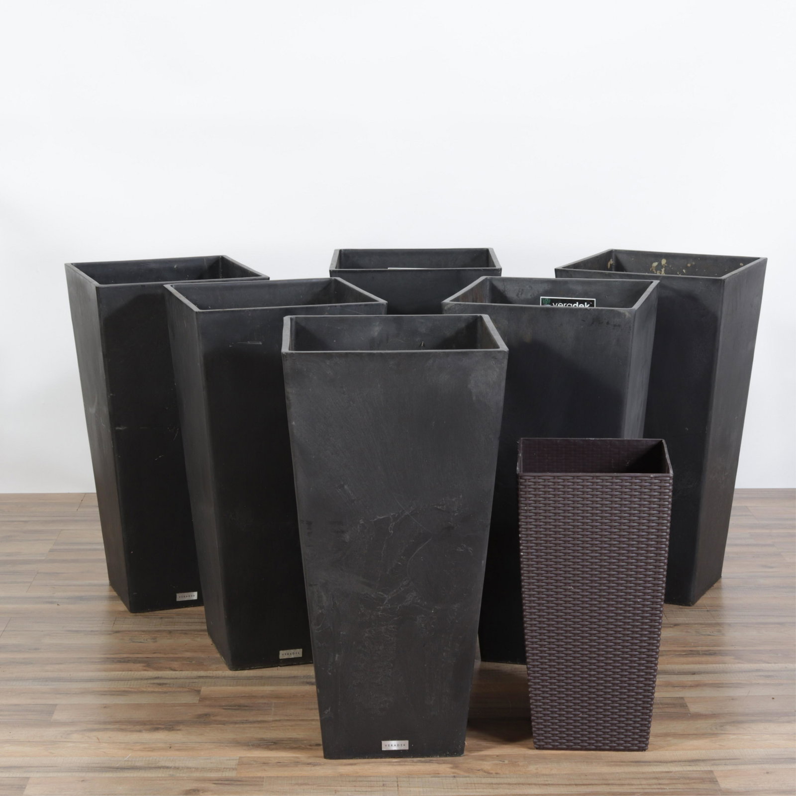 Six Veradek Plastic Resin Planters (1 of 8)