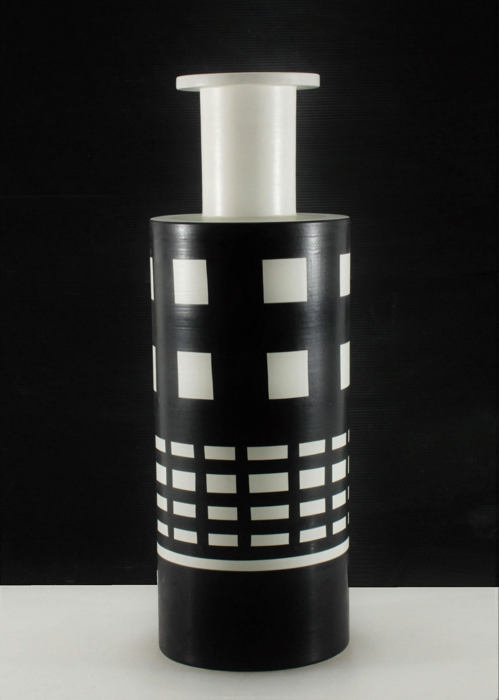 Ettore Sottsass - Rocchetto Vase, Bianco e Nero (1 of 3)