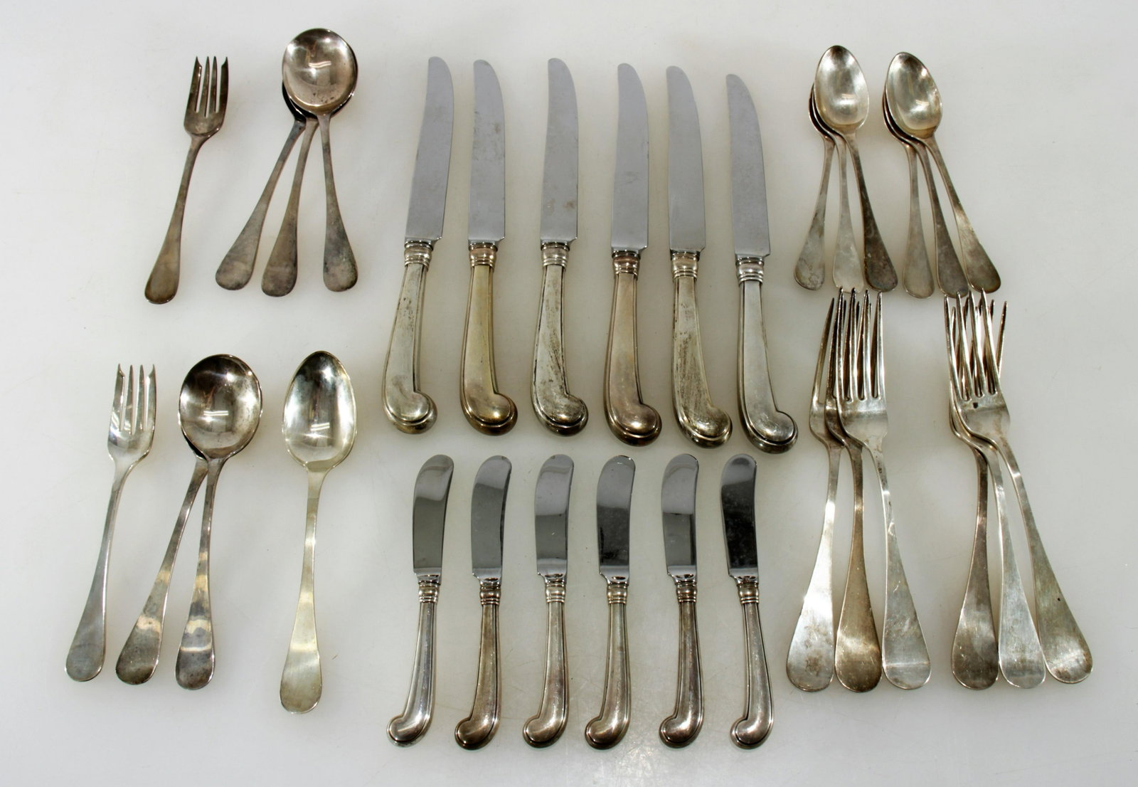 Tiffany & Co Sterling King William Flatware: Tiffany & Co Sterling Silver King William Flatware. Comprising 6 dinner forks, 6 teaspoons, 5 round soup spoons, 1 oval soup soon, 2 oyster forks, 5 dinner knives, 6 butter knives. 39 ozt excluding kn