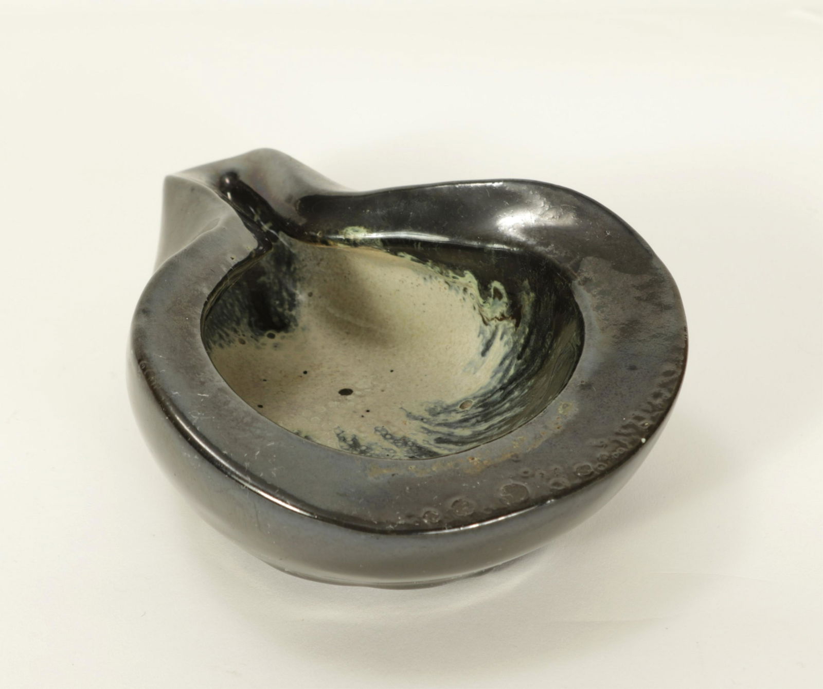 Russel Wright for Bauer - Pinched Pottery Bowl (1 of 7)