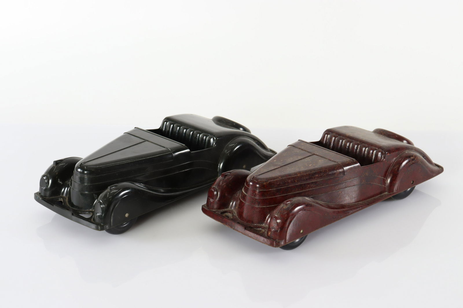 2 Art Deco Bakelite Model Cars (1 of 10)