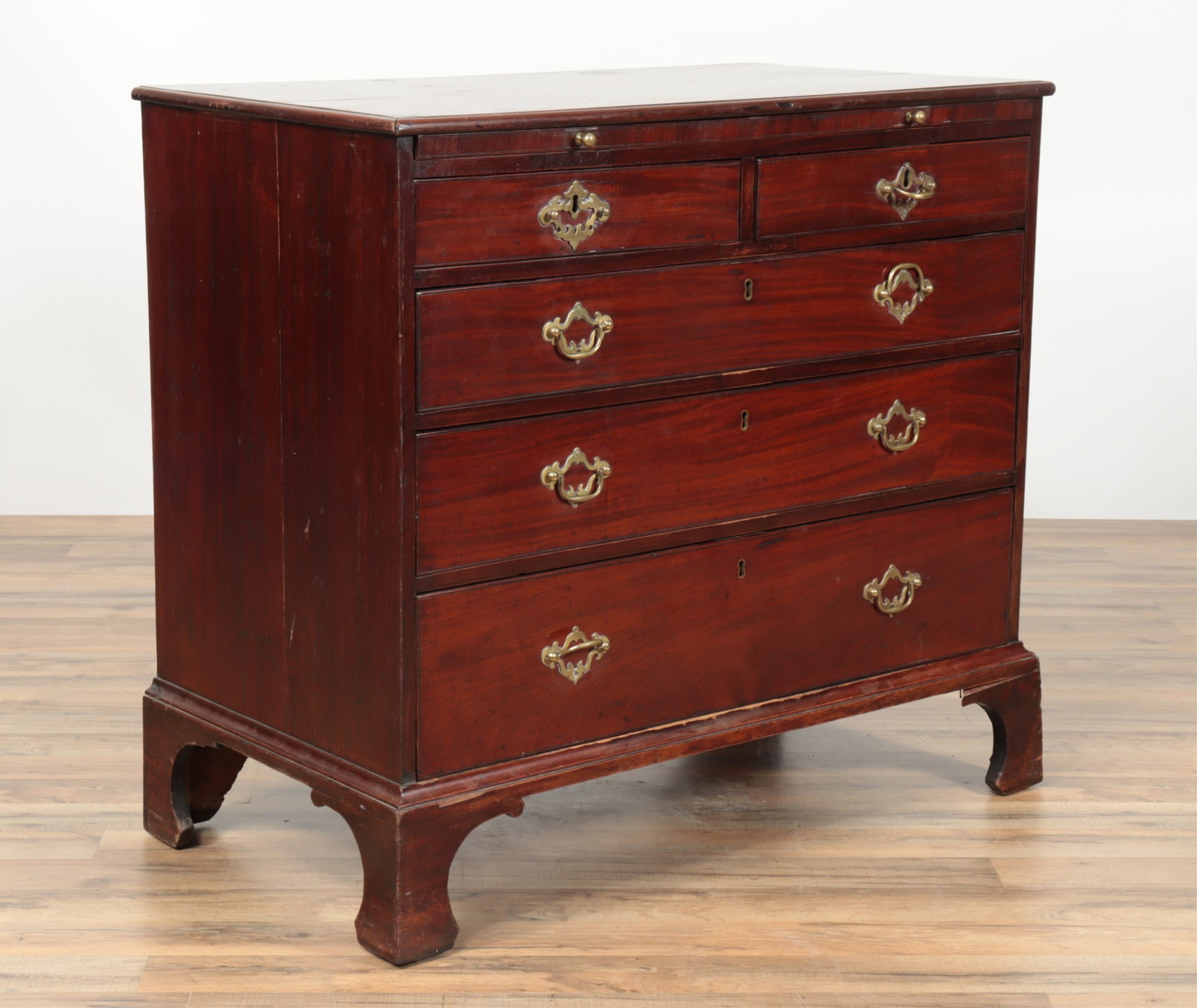 George III Mahogany Bachelors Chest of Drawers: George III Mahogany Bachelors Chest of Drawers, late 18th C. 33.75" H x 36.75" x 20" D