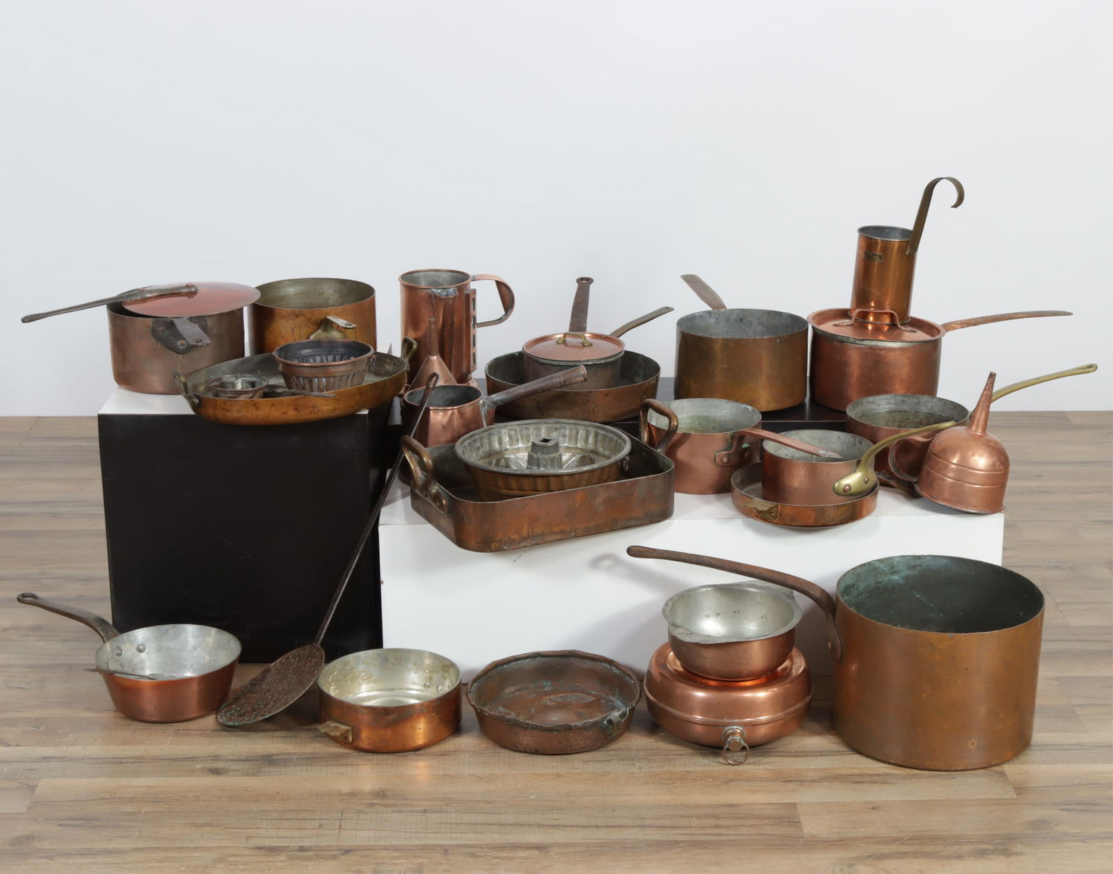 Collection of Copper Pots & Cookware (1 of 13)