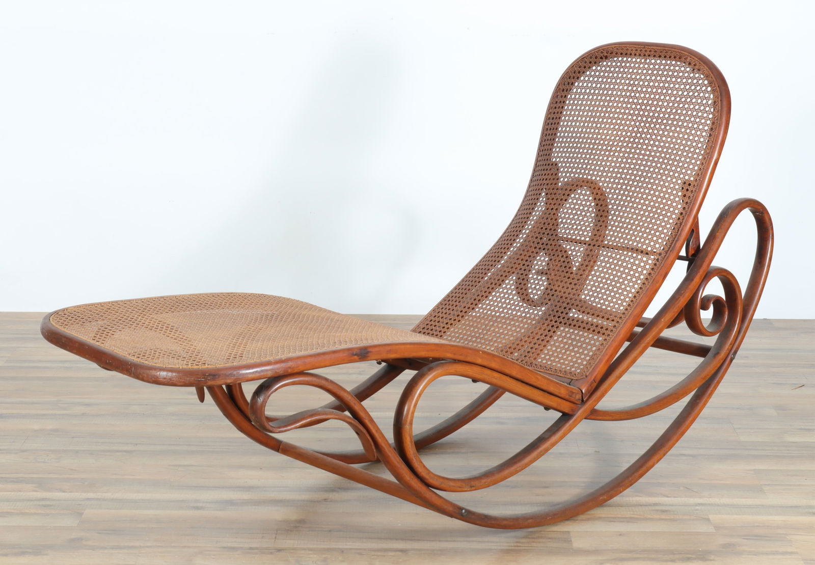 Michael Thonet Bentwood Schunkel Chaise (1 of 5)