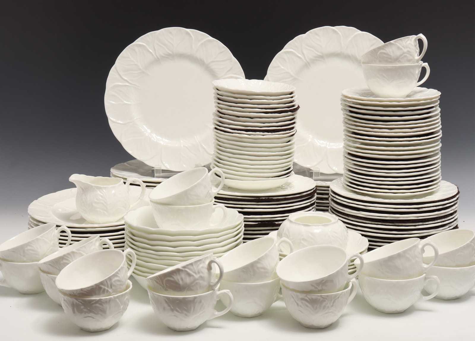 159 Pc Wedgewood Coalport Country Ware Bone China: 159-piece Coalport bone china part dinner service, in the Country Ware pattern, comprising: 30 dinner plates, 36 salad plates, 9 soup plates, 23 bread plates, 11 cereal bowls, 7 fruit or dessert bowls