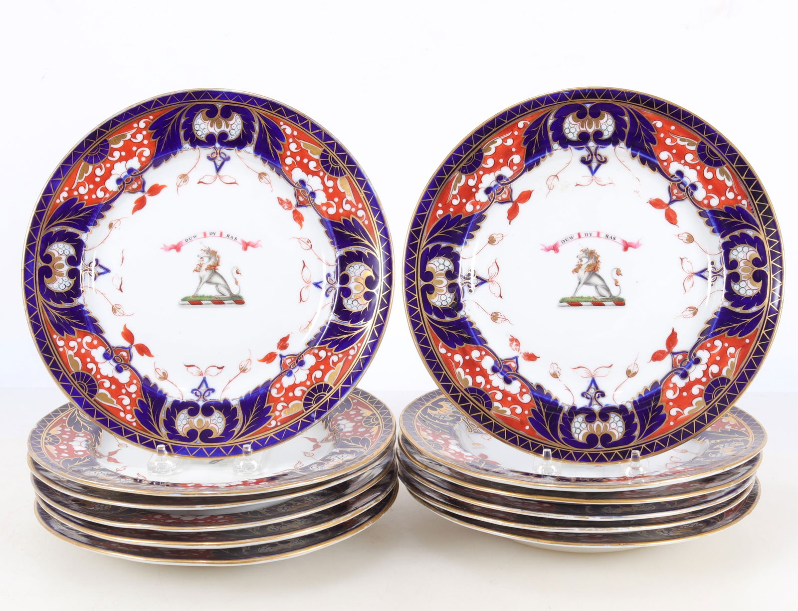 Chamberlain Worcester Imari Dinner Plates: A set of 12 Chamberlain Worcester Imari pattern porcelain dinner plates with central Welsh 'Duw Dy Ras' (God Your Grace) armorial. 9.75" diameter Property from the estates of Thomas Johnson Hubbard an
