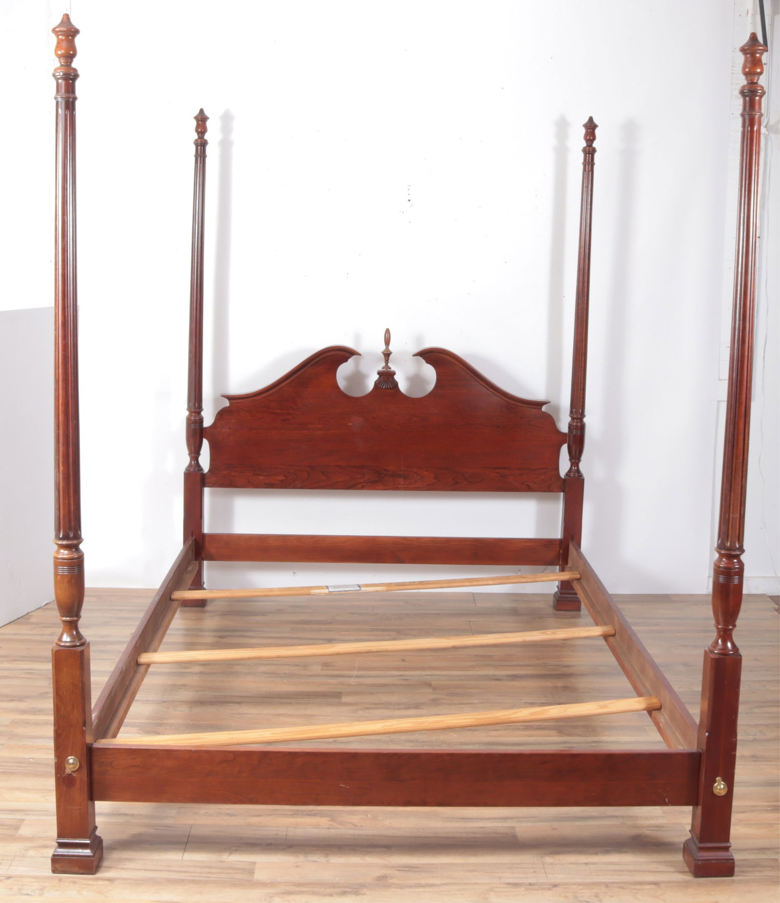 Henkel - Harris Queen Size Cherry  Bed (1 of 10)