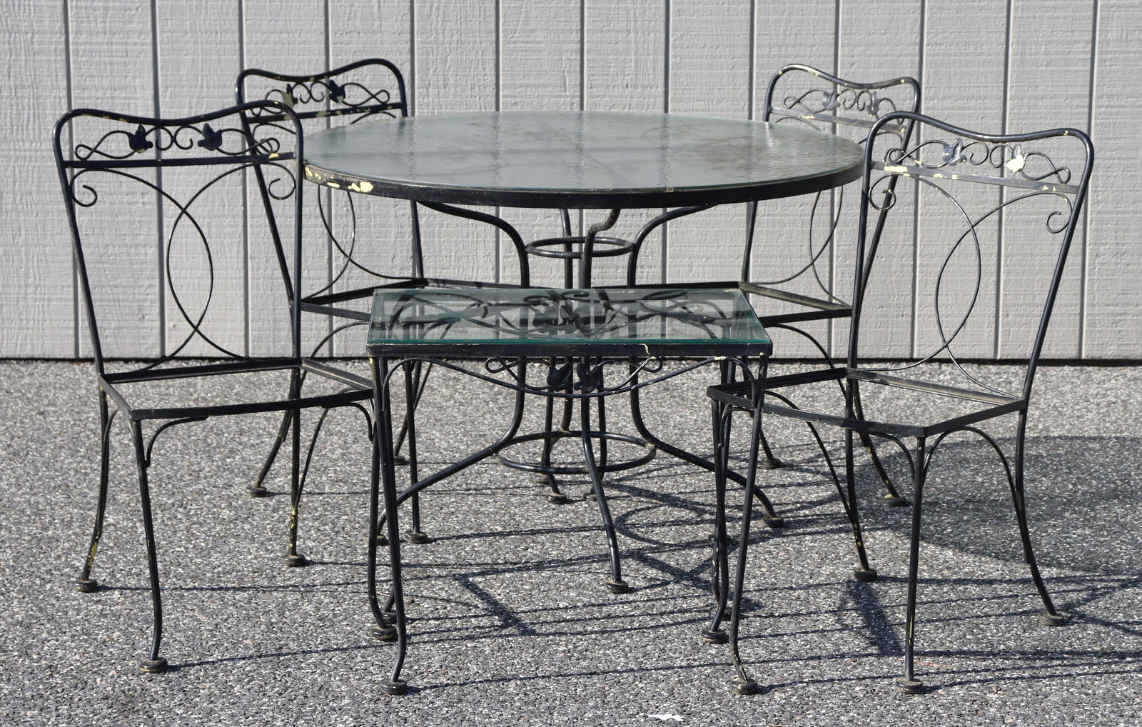 Woodard Style Patio Table with 4 Chairs (1 of 8)