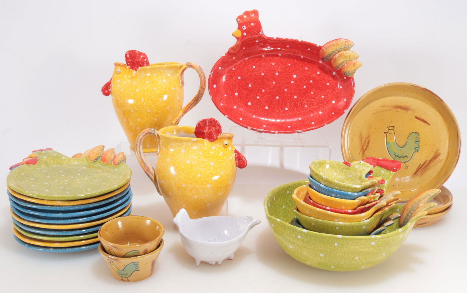 Vietri Chicken Form Dinnerware: Vietri chicken-form dinner ware, Italian, 20th Century, comprising: 10 large plates (8 3/8" dia); 3 bowls (5 5/8" dia); 4 small bowls (4" dia); 1 large serving bowl (5" H x 9 1/2" dia); 1 oval platter