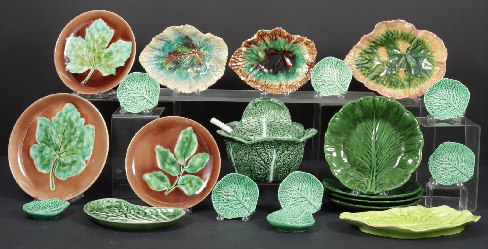 22 Pieces of Assorted Majolica, 20th C (1 of 8)