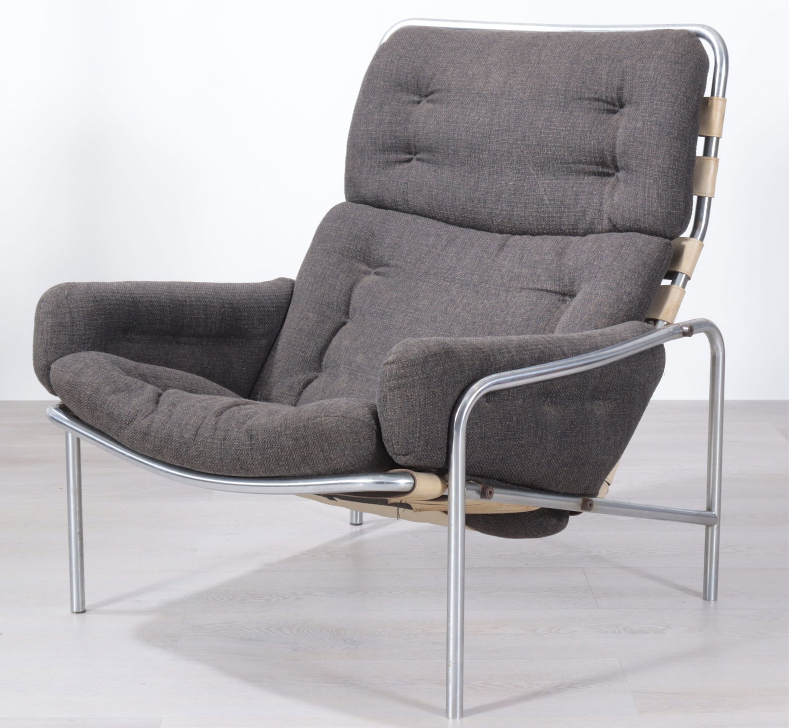 Martin Visser for Spectrum Osaka Lounge Chair: Martin Visser for Spectrum (Netherlands) Osaka lounge chair c. 1969-1974, chrome plated tubular steel, woven wool upholstery, leather strap Dimensions: 34 H x 32 W x 31 D From a Washington Connecticut
