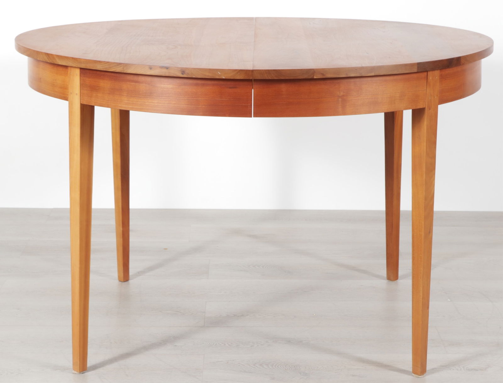 Thomas Moser Cherry Round Dining Table: Thomas Moser round cherry extension dining table, unmarked. Including one extension leaf kept in a Thomas Moser storage bag. Dimensions: 30" H x 48" Diameter, Leaf 22" W