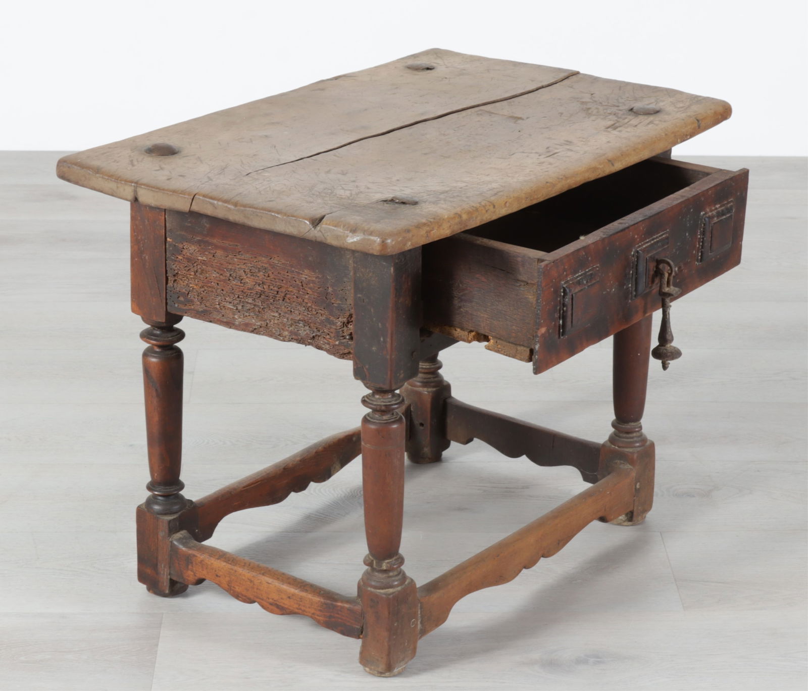 Spanish Baroque Walnut Side Table - 3