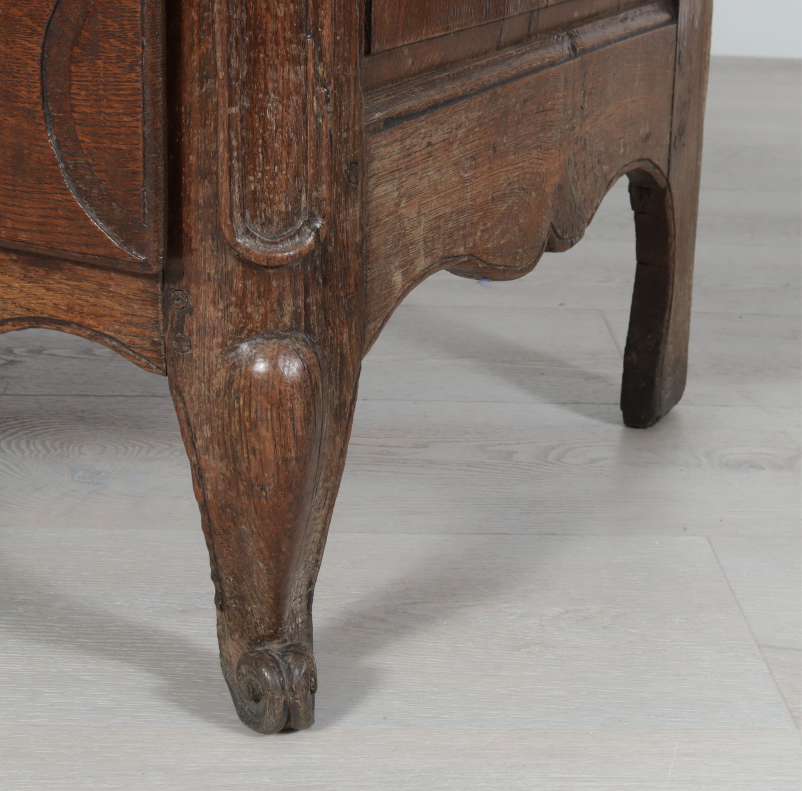 French Provincial Oak Commode - 8