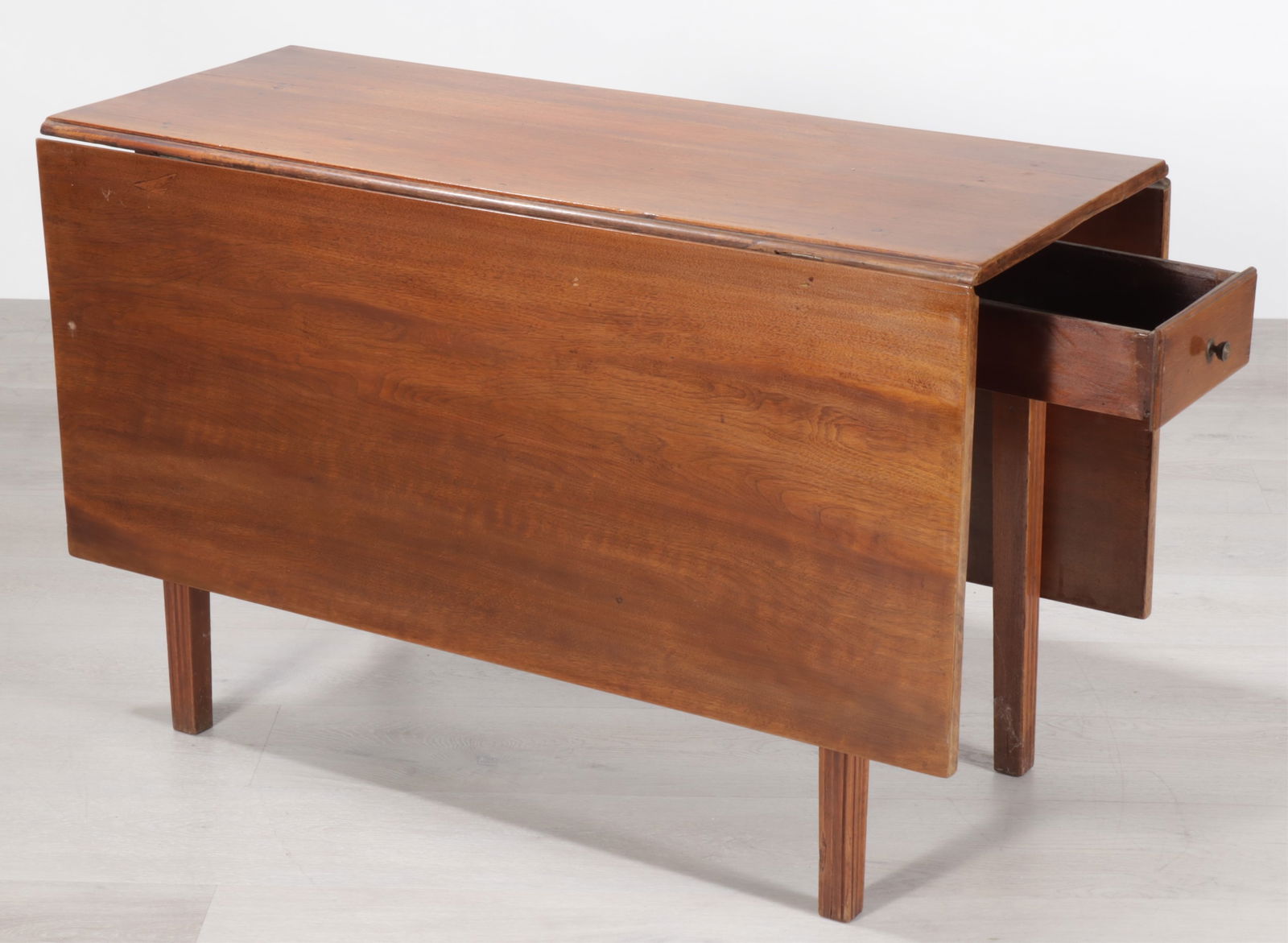 Chippendale Walnut Dropleaf Table, 18th C. - 2