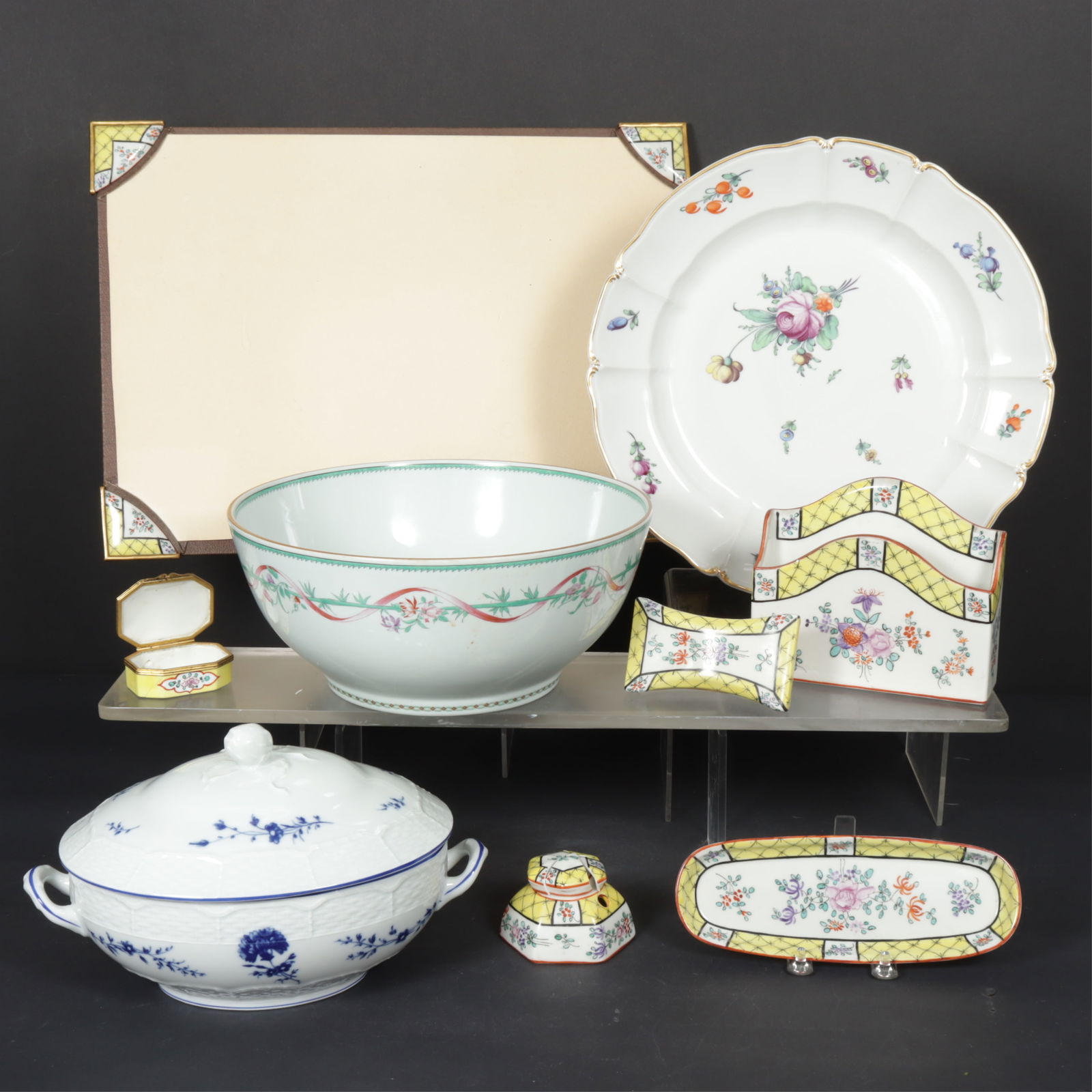 Aladin Porcelain Desk Set & Porcelains (1 of 14)