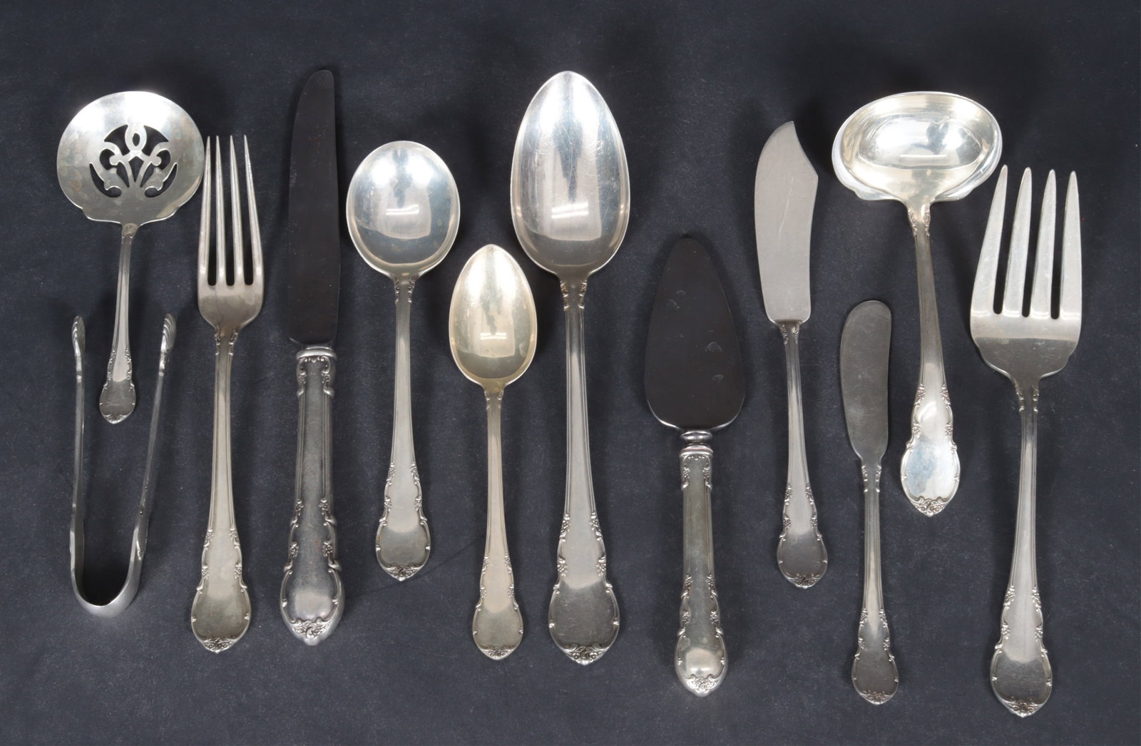 Lunt 'Victorian' Sterling Silver Flatware Service (1 of 7)