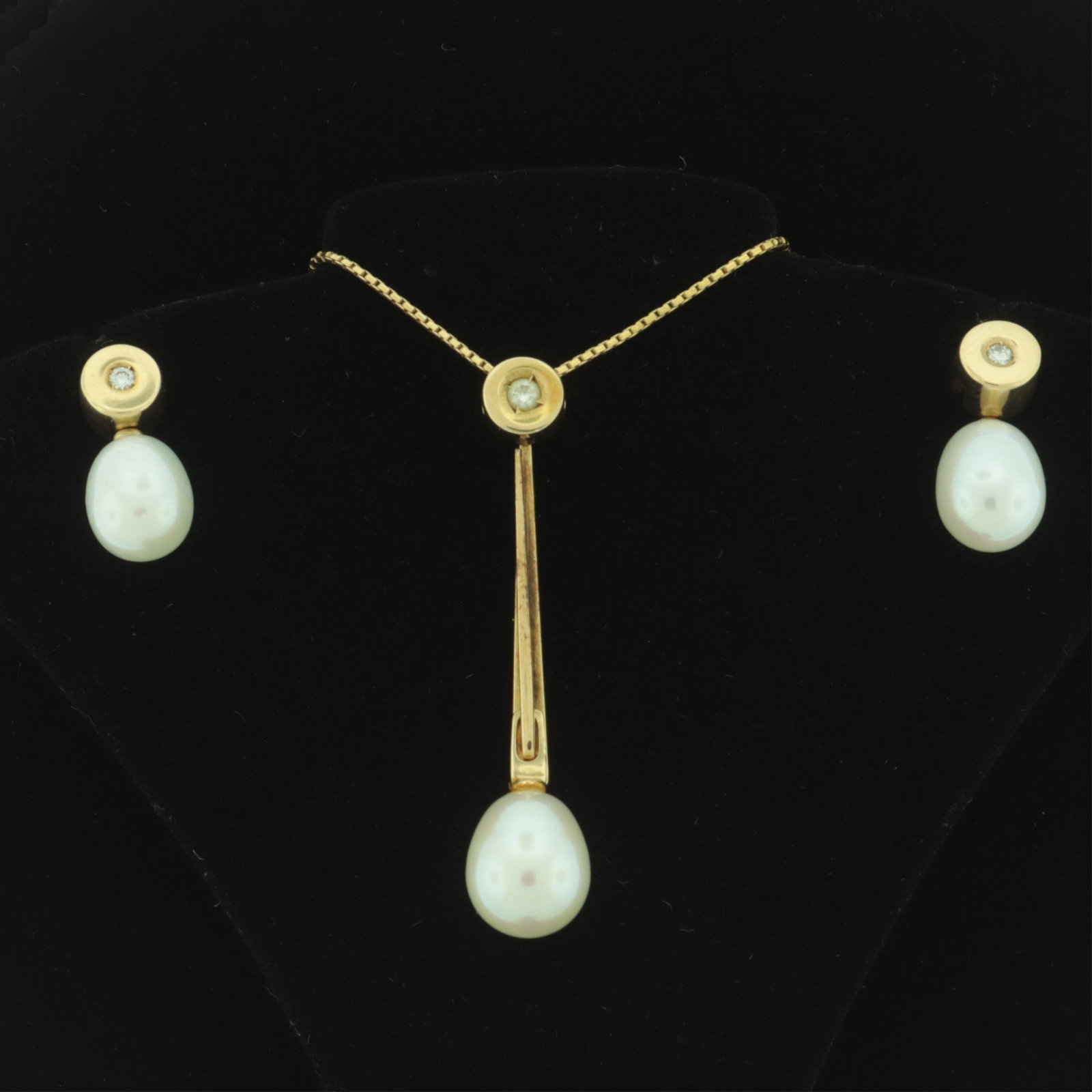 14K Diamond and Pearl Necklace and Earrings: 14 karat yellow gold earrings with central round brilliant cut diamond with removable pearl drops, together with matching 14 karat yellow gold box chain with pearl pendant and removable pearl accent. 