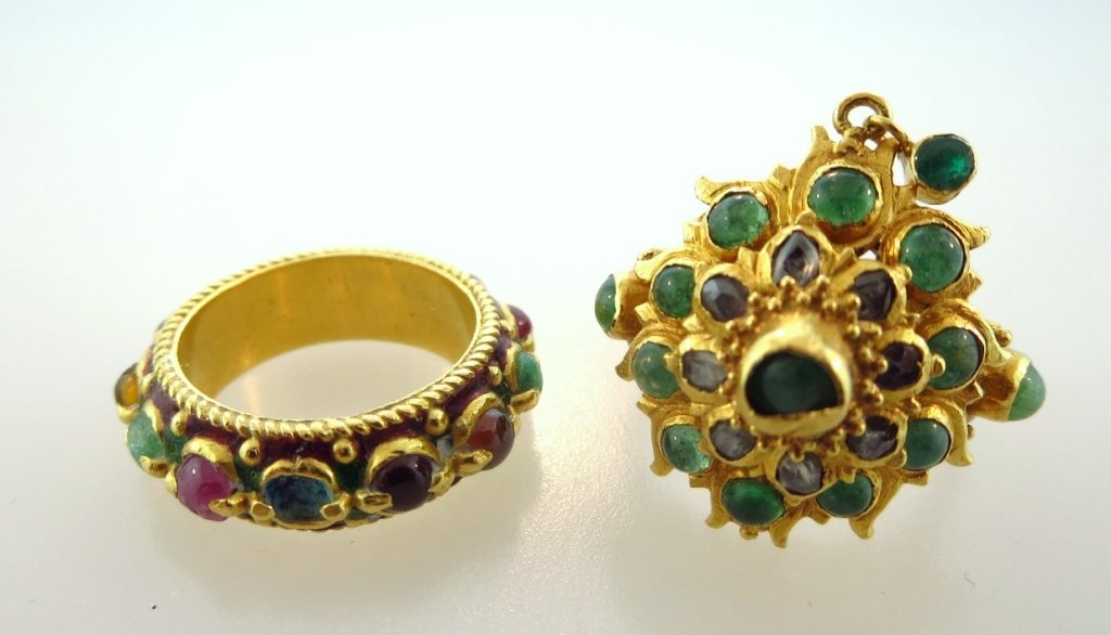 Two Unmarked 18k Gold Rings (1 of 5)