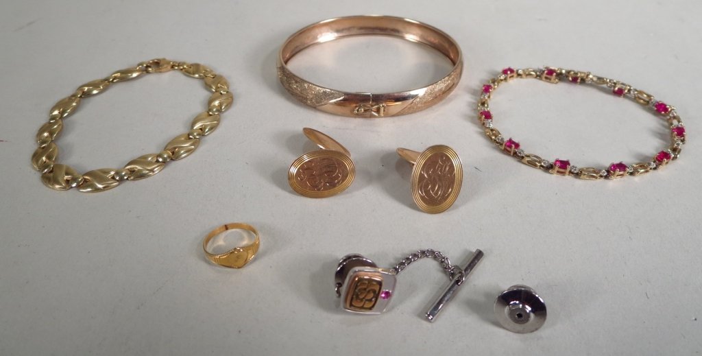 Seven Pieces of 10K Gold Jewelry (1 of 5)