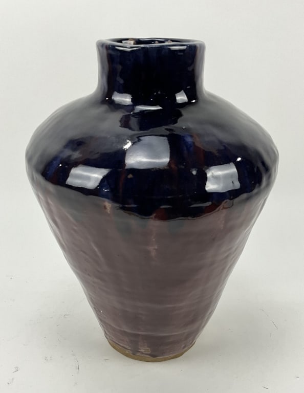 Large pottery vase: Large pottery vase