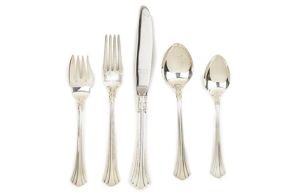 Reed and Barton Sterling Silver Flatware, 59 ozt: 50 piece Reed and Barton sterling silver flatware comprising: 10 dinner knives, 10 dinner forks, 10 salad forks, 10 tablespoons and 10 teaspoons. Pattern: 18th century. Total gross weight: 59 oz