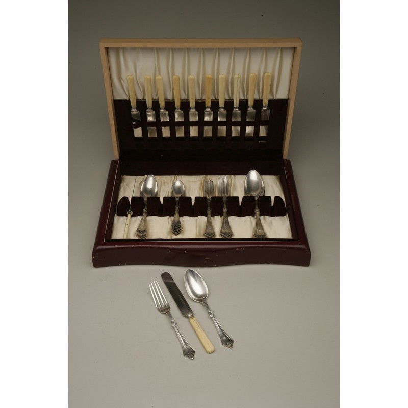 Vanderslice & Co (1858-1908) Cased Partial Set Silver (1 of 2)