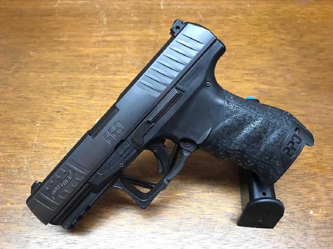 Walther PPQ Classic M1 Semi Auto .40 S&W: The PPQ M1 features the classic paddle-style magazine release. The styling is elegant and trim with a sculpted grip that meshes smoothly into the hand. The 'Quick Defense' trigger works in conjunction