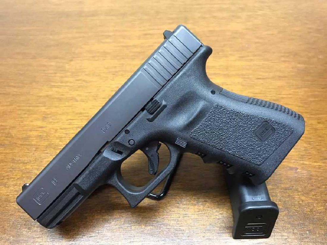 Glock 19 Gen 3 9mm Semi Auto w/ 2 Mags: The GLOCK 19 is ideal for a more versatile role because of its reduced dimensions when compared to the standard sized option. Chambered in 9x19, the G19 has found worldwide acclaim with both private a