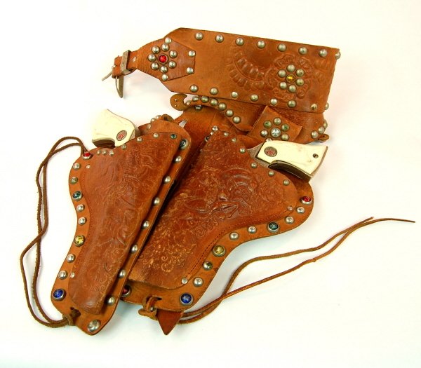 Double Holster with 2 "Texan Jr." cap pistols: Hubley 9 1/2 in. long