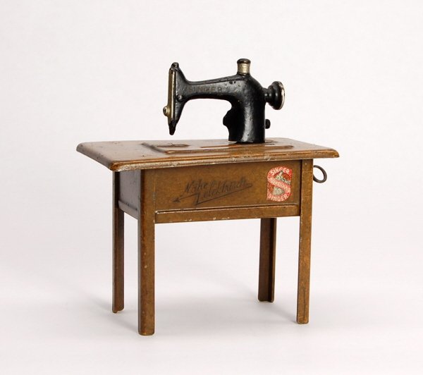 "Singer" Sewing Machine bank: Tin & White Metal. 5 in.