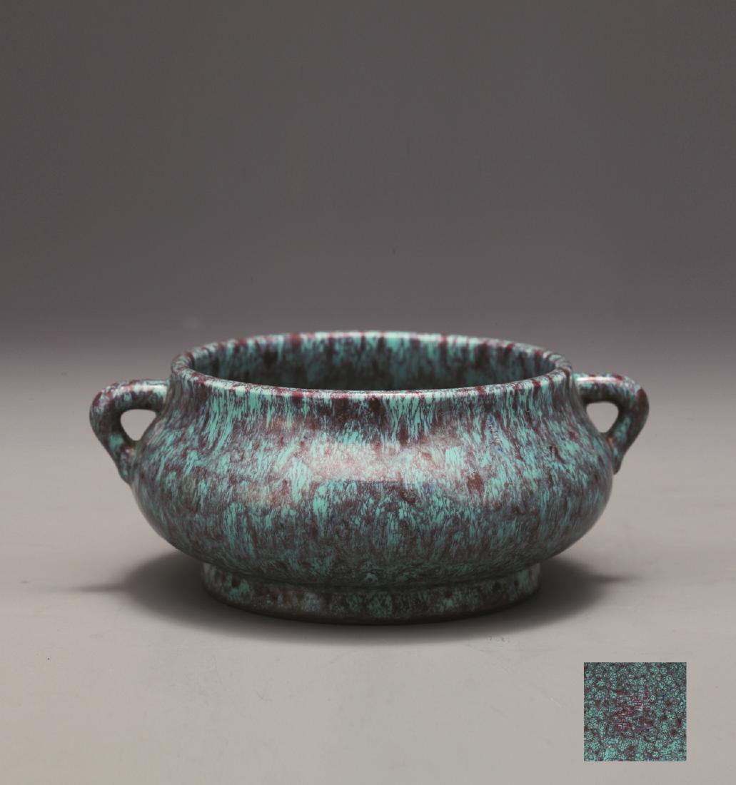 QING DYNASTY LU JUN CENSOR: 清炉均釉香炉 款识：雍正年制 D：14.5cm 此三足炉高14.5cm，炉直口