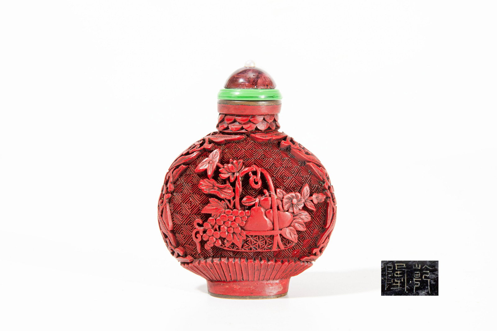 QING DYNASTY CINNABAR SNUFF BOTTLE (1 of 6)